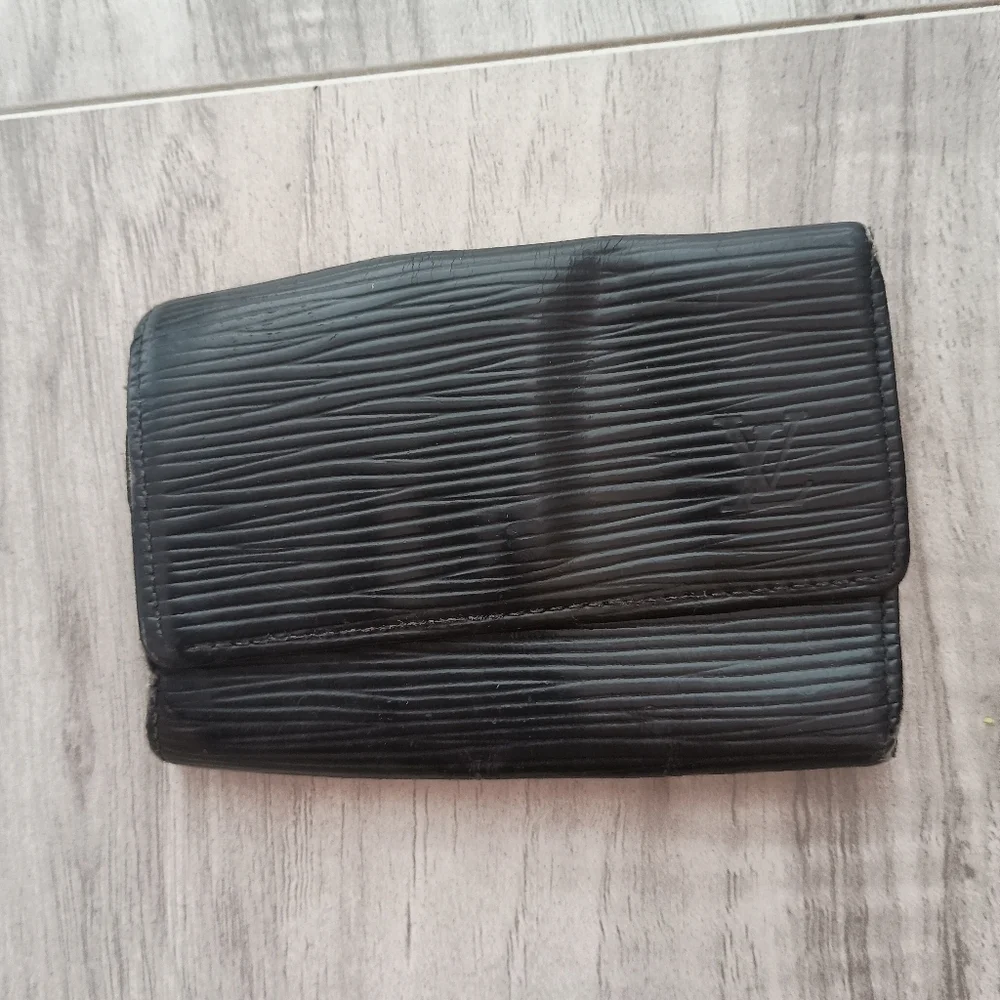 Louis Vuitton  Authentic Epi Leather Key Holder Black For Men